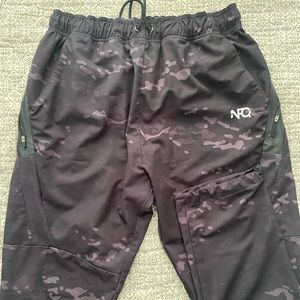 NFQ men’s large cinch joggers.